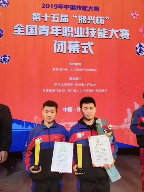 学生孙大中(左),曾子豪(右)