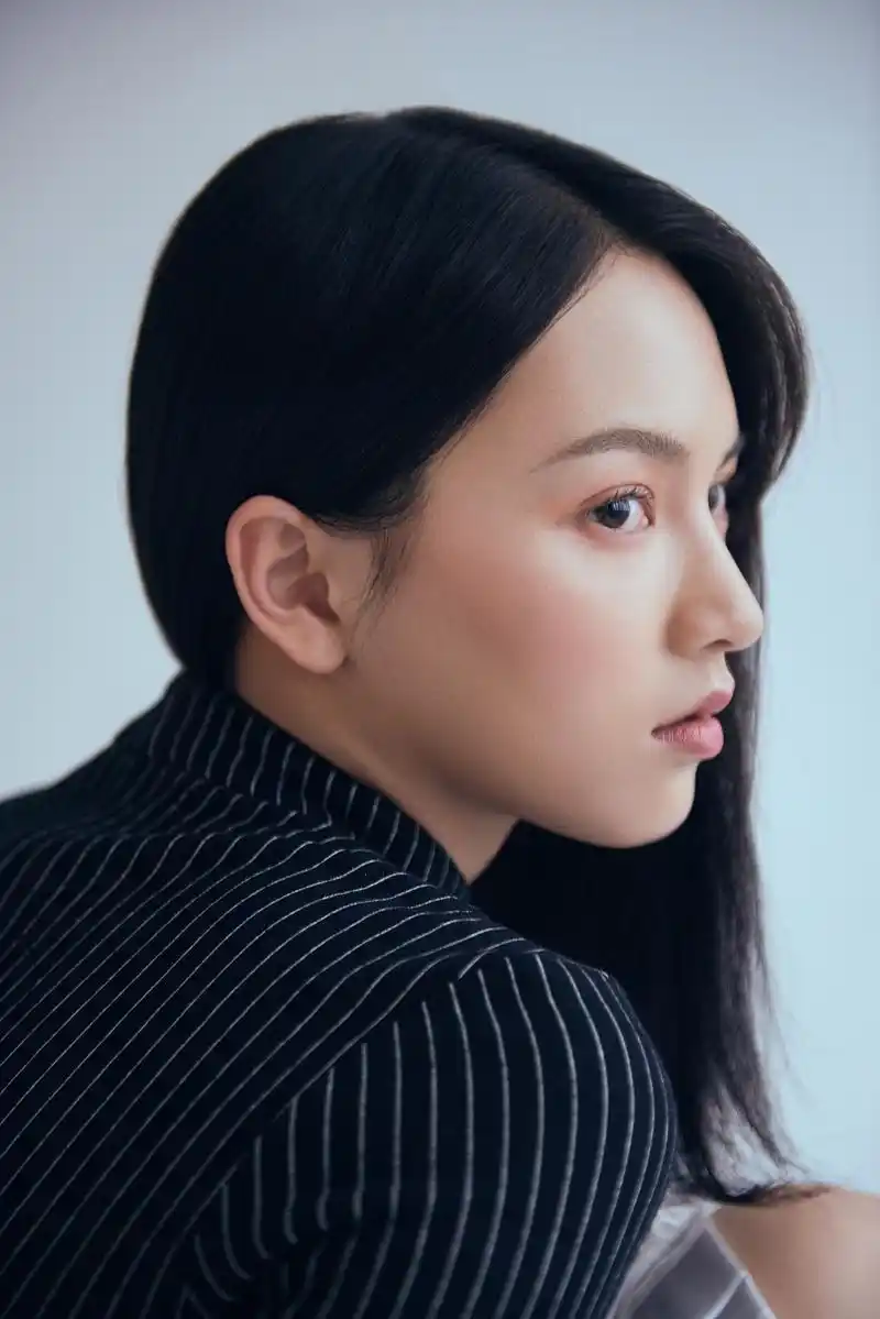 黄灿灿曝冬日清爽写真火山大哥率性而为