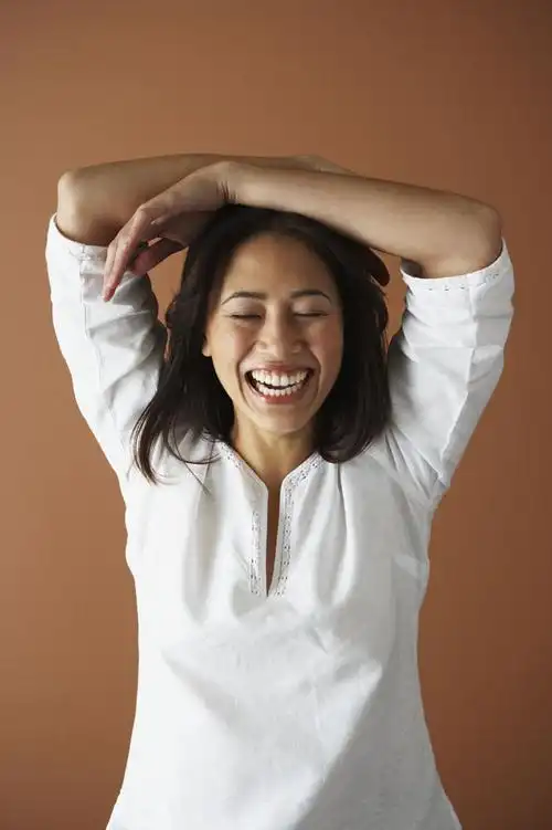 张嘴大笑的女人