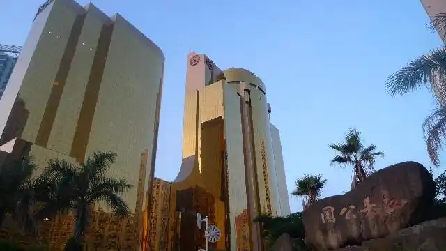 原赖昌星的远华国际大厦,现为东方财富广场.