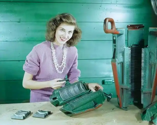 (1940年在工厂工作的美国女工.