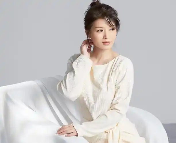 回顾程愫花21年捧红丈夫遭抛弃为儿子不愿再婚今完美逆袭