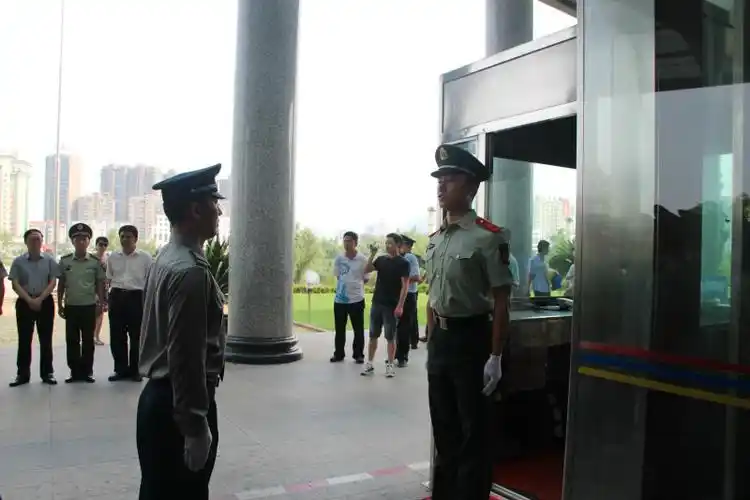 市委市政府大楼警卫队正式进岗执勤