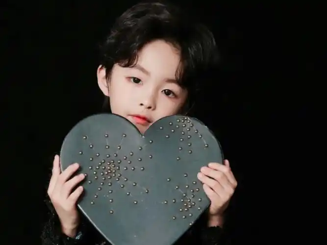 沈佳昕沈新博为武汉加油助力,画画令人感动不已,妈妈真会教育!