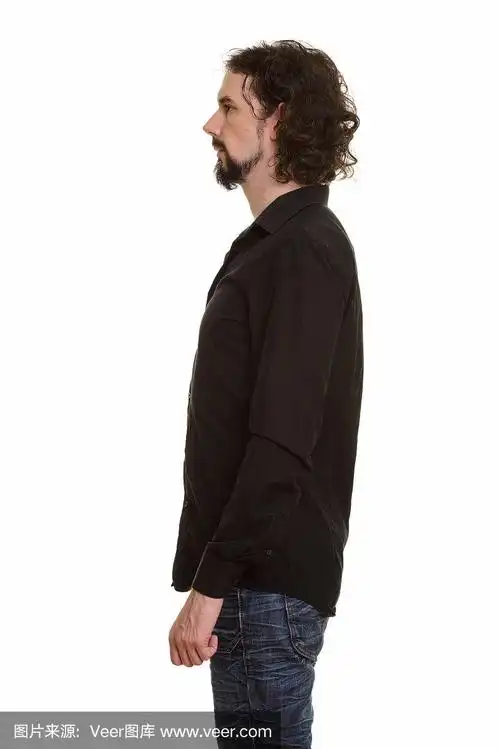 英俊男子站立的侧面视图