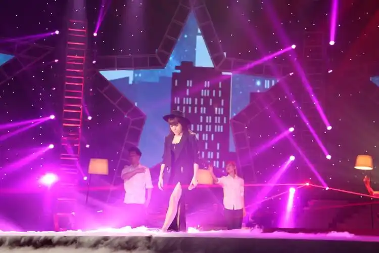 p>李邹珺(贝贝),1987年7月31日出生于湖北省武汉市,中国内地女歌手.