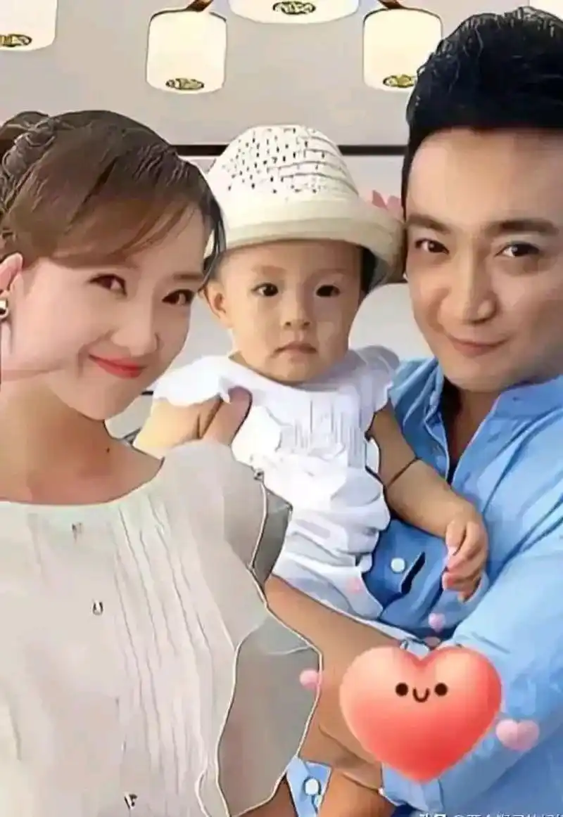 尼格买提穿酒红色衬衣出镜,帅气的发型,阳光又活力,英俊潇洒,妥妥的