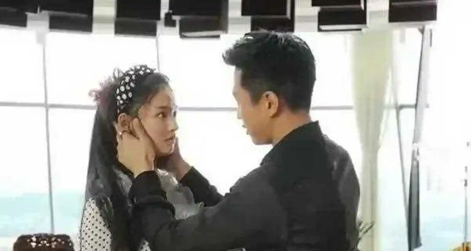 2015年,邓超和林允在《美人鱼》里有一场吻戏,拍了几次都过不了