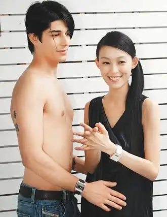 范玮琪拍广告 与半裸型男亲密互动羞红脸(附图)