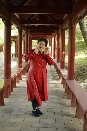 赛丽麦在西沽公园和问静津园游览拍照留念.