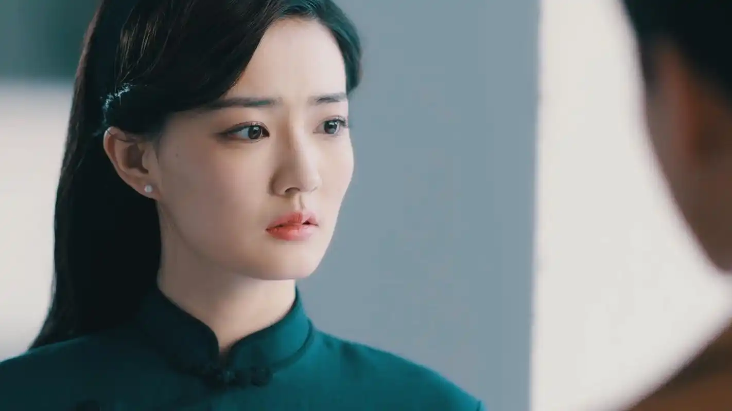 徐璐饰演的女特工贵婉,很有风情的民国女孩,造型审美也在线