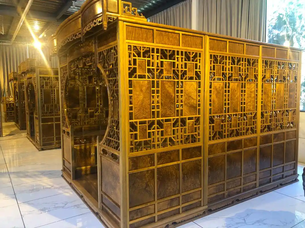 标题:挑战极限,舒适好眠——金丝楠木千工拔步床  第一段:你是否曾经