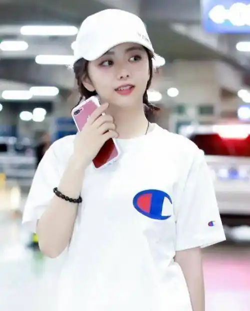 谭松韵15岁进演艺圈,26岁饰耿耿大火,如今更是入选福布斯精英_青春_最