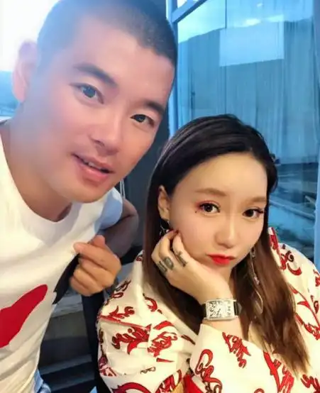 不过刘大美人也经常现身快手,有些网红举办活动的时候,刘大美人也会去