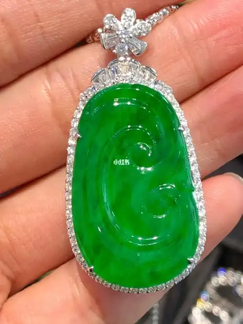 翡翠辣绿如意吊坠
