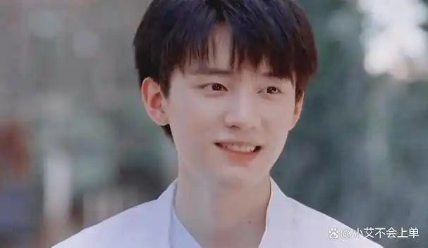 表面上是过气演员实际是公司大老板这些明星个个手下有猛将