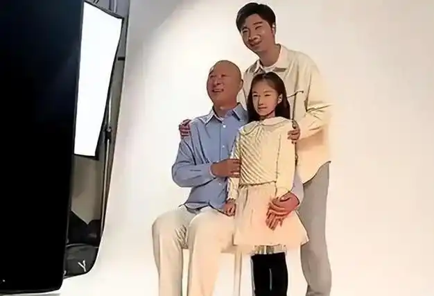 喜剧大师陈佩斯与儿子成黄金搭档靠着催生催来了4个孙子孙女