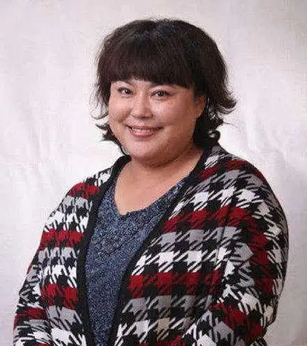 51岁的中国女演员李菁菁,罹患乳腺癌,和老公相差21岁