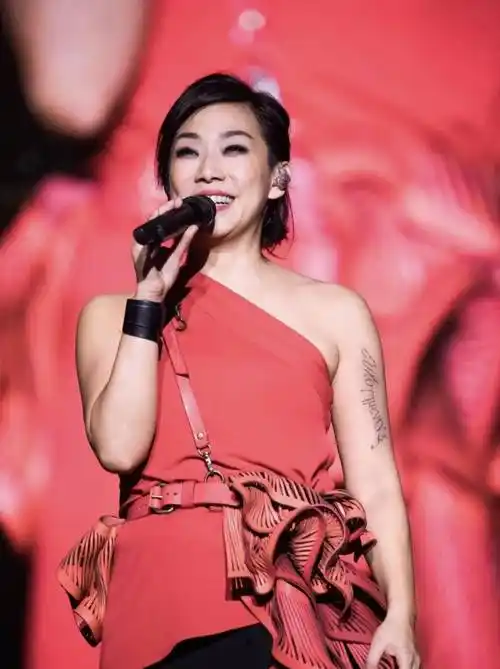 林忆莲越老越时髦穿红色斜肩上衣化烟熏妆演唱手臂粗也不怕