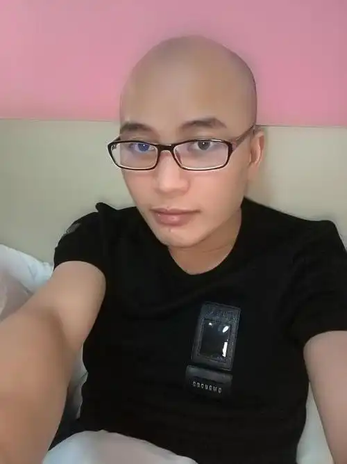 今天刚剃了个光头!帅吧!