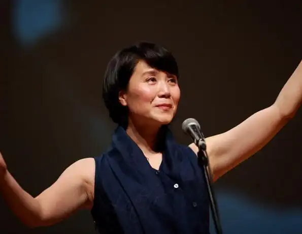 里演钟宁哥哥的那个演员,他就是《雄关漫道》这部戏里的男一号冯国强