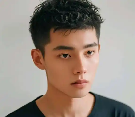 狼尾鲻鱼是一种独特的发型,适合长脸或尖脸的男士.