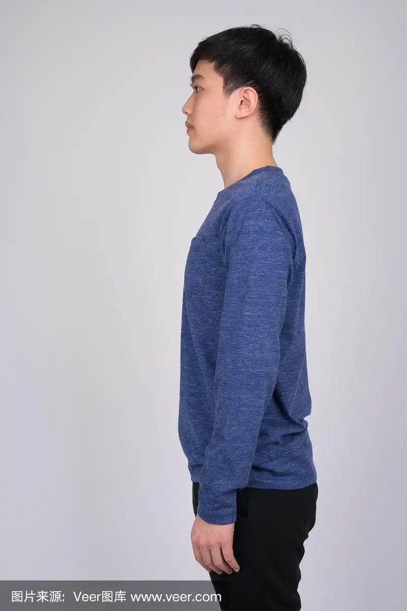 侧面的年轻亚洲男子站