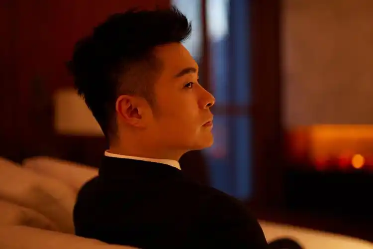 暖黄色的氛围一看就很温暖,照片发布的时间刚好遇上小年,陈赫斜坐在