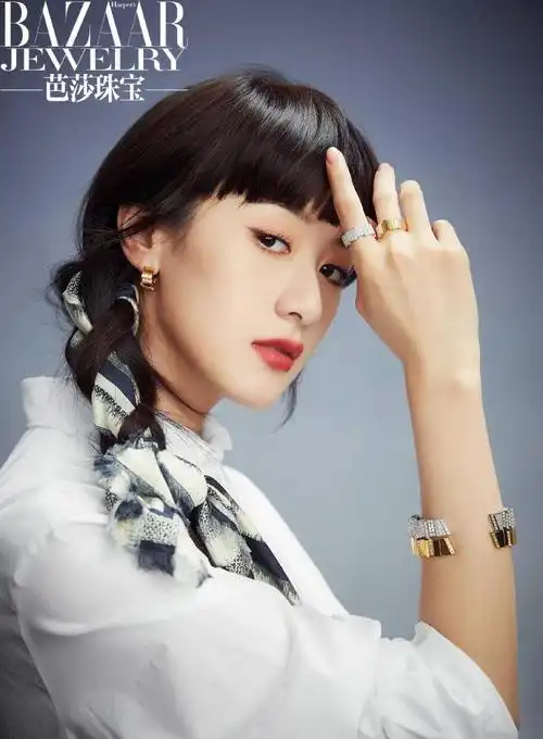 袁冰妍登珠宝杂志封面展现多款手镯造型精致华丽妩媚