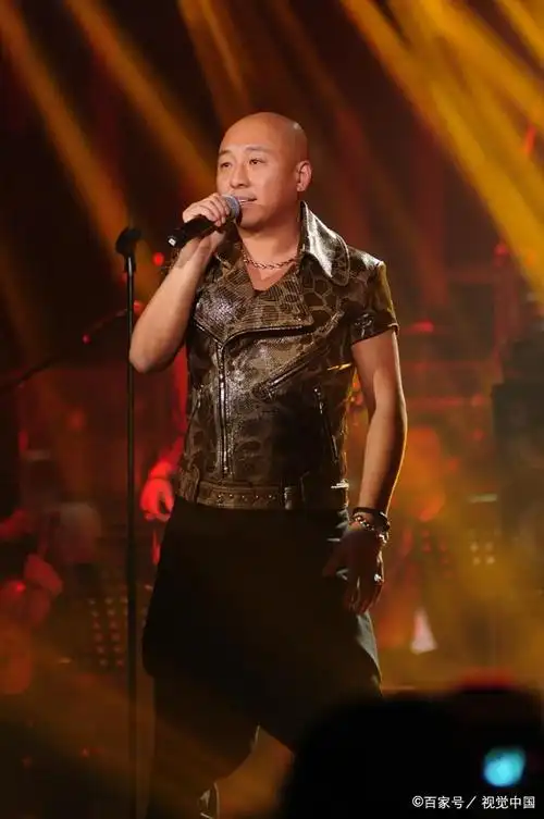 从1994年成立零点乐队到2018年退出,娱乐圈的残酷与无情在周晓鸥身上