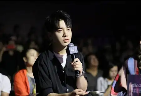 (迪丽热巴御用造型师张进老师对妆面进行点评)