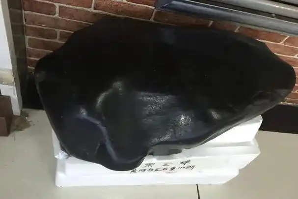 捡到几块不认识的石头,切开后惊呆了,谁认识它?