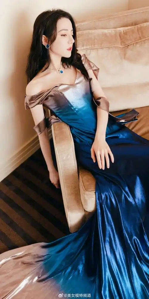 迪丽热巴卷发红唇