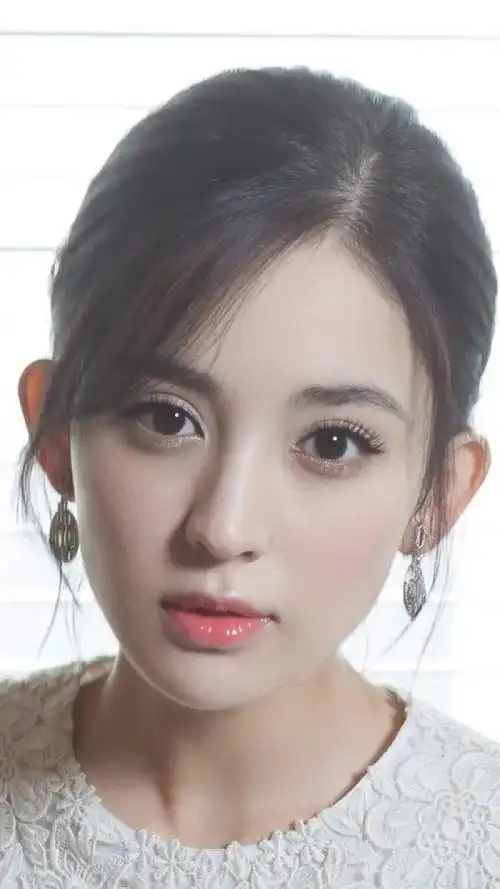 古力娜扎,1992年5月2日出生于新疆乌鲁木齐市,中国内地影视女演员