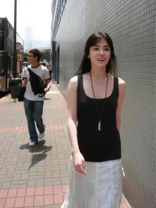 宋慧乔虽然身高不算高挑,但她善于运用高腰线法来重塑身材比例.