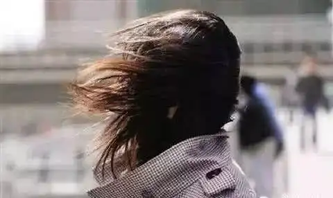 新疆小孩出门被大风刮跑