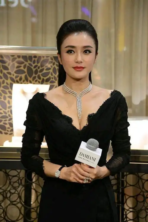 "冻龄女神"秦岚如何保持时尚感,秘诀其实简单