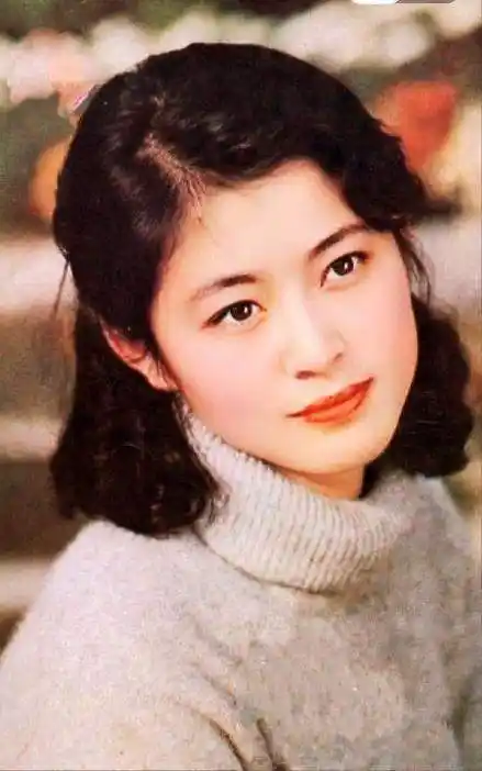 当然倪萍年轻的时候本身就很漂亮长相很大气,是无数人爱慕的对象.