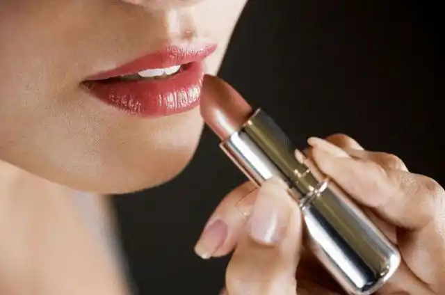 长期坚持涂口红的2大好处4大坏处女性朋友们看完你还涂吗