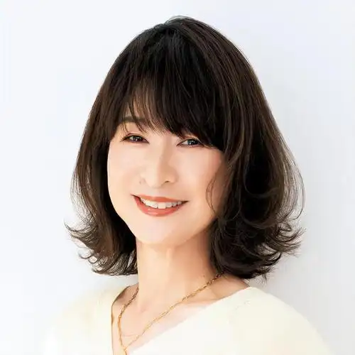 40岁女人的发型应以得体为主,这9款妈妈"中长烫",你一定喜欢|烫发