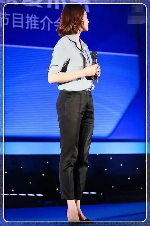 董卿不扮嫩不打针蓝配黑简简单单穿出高级感腹有诗书气自华