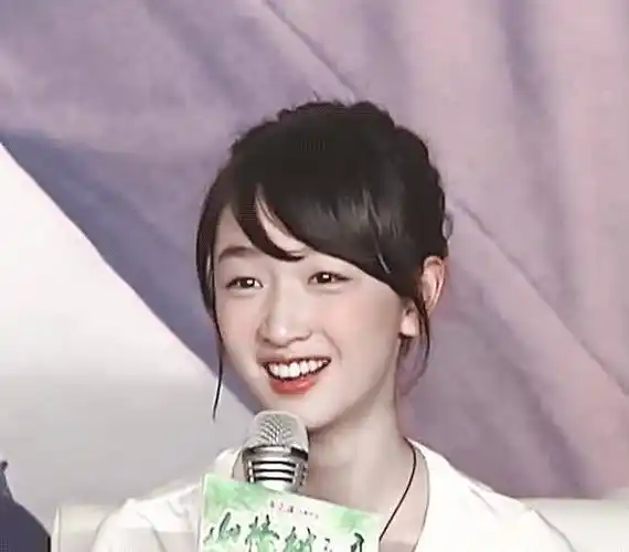 17岁的周冬雨采访视频曝出,青涩可爱灵动,不愧是万里挑一的谋女