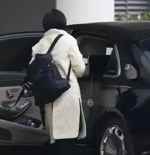 原创孙俪也炫富开300万豪车背奢侈品包网友和你骑电动车一样