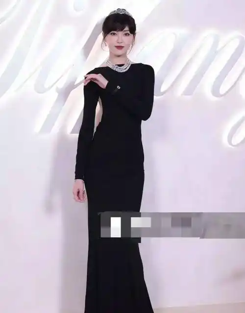 原创40岁唐嫣最新生图引热议苹果肌抢镜年龄感重网友感叹老了