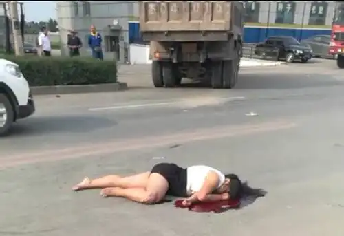 6月23日下午,梨树街区发生一起车祸,一辆摩托车与大翻斗车相撞,事故