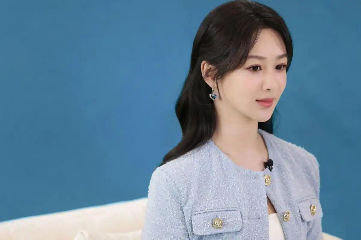 我也来出一批杨紫个人简历 杨紫,1992年11月6日出生于北京市,毕业于