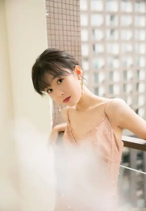 毕业于中国戏曲学院,中国内地女演员