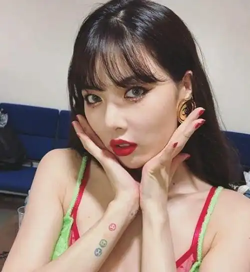 每一处都是取向狙击!泫雅风纹身充满特色又童趣,隐约露出超好看