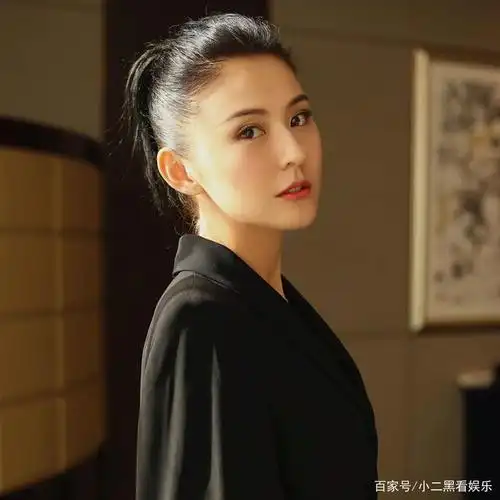 之前热依扎也曾说过自己的男朋友是圈外人,在与周游分手后,热依扎也被