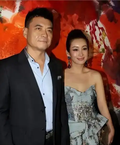 王新军与秦海璐巨婴症儿子现已9岁看到长相后网友大为吃惊